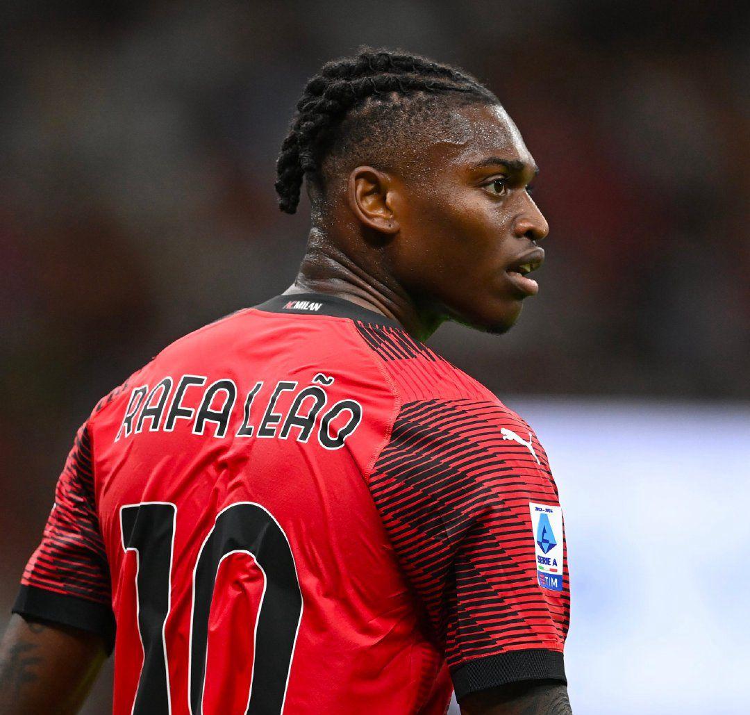 巴黎圣日耳曼遭遇争议红牌，AC米兰乘势反超比分完成逆转的简单介绍