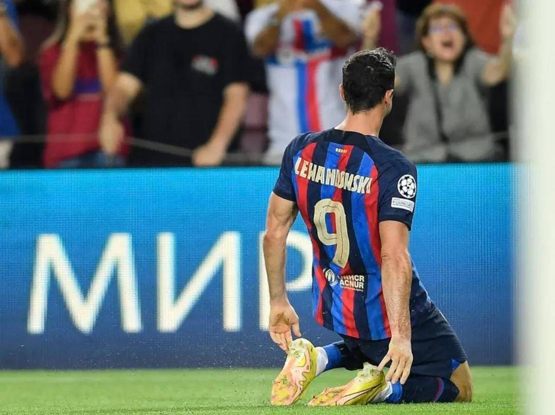 包含那不勒斯再度上演帽子戏法，泰山后防线成筛子！的词条